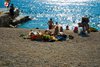 Sunčanje na obali plaže Porton Biondi